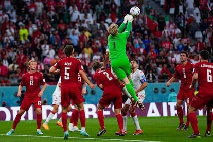 Schmeichel despeja un envío de Túnez a su área.