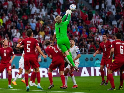 Schmeichel despeja un envío de Túnez a su área.