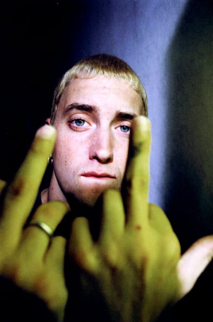 Un joven Eminem en los noventa haciendo su gesto más famoso a la cámara.
