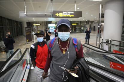 Dos inmigrantes procedentes de Tenerife, a su llegada a Alicante el pasado sábado.