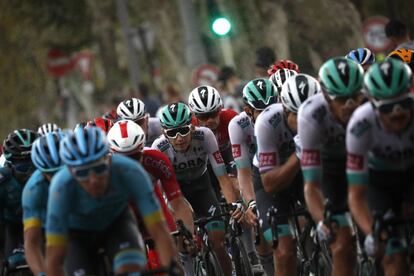 El Tour de Francia debía haber arrancado el 27 de junio. En la imagen, el pelotón.