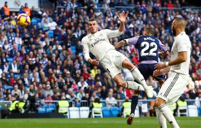 Gareth Bale golpea el balón de cabeza.