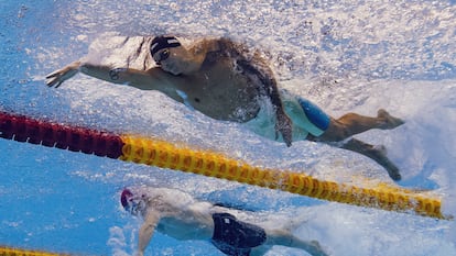 Caeleb Dressel, en primer término, en las series de 50m libres en Tokio.