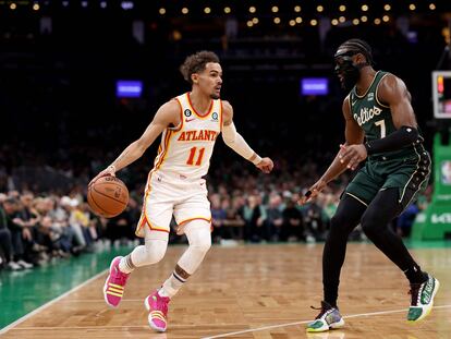 Trae Young, de los Atlanta Hawks, y Jaylen Brown, de los Celtics de Boston, durante el quinto partido de la eliminatoria, en el que han sido los máximos anotadores.