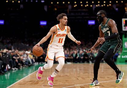 Trae Young, de los Atlanta Hawks, y Jaylen Brown, de los Celtics de Boston, durante el quinto partido de la eliminatoria, en el que han sido los máximos anotadores.