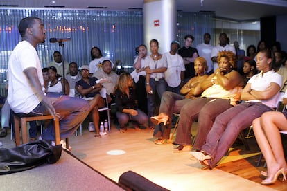 Un jovencísimo Kanye West una fiesta de escucha de su primer disco en 2005.
