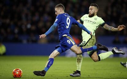 Vardy remata ante Otamendi, en el duelo Leicester-Manchester City. 