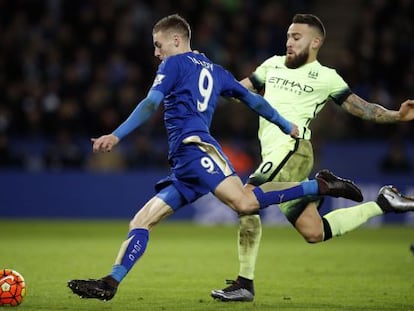 Vardy remata ante Otamendi, en el duelo Leicester-Manchester City. 