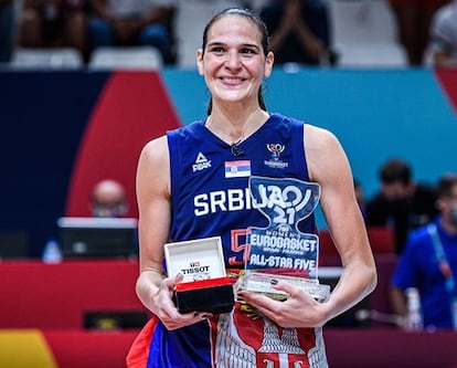 Sonja Vasic con el título de 'mvp' del Eurobasket. fiba