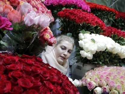 Una florista atiende a sus clientes en la v&iacute;spera del D&iacute;a Internacional de la Mujer en Mosc&uacute;.