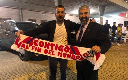 Carlos Machado (derecha), en su último periplo a Granada, con Diego Martínez, el entrenador del conjunto nazarí.