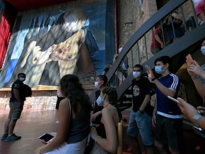 Un grupo de jóvenes visita el museo Dalí en Figueres, reabierto al público el 11 de julio