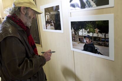 'Arte al Margen', proyecto iniciado en Francia y que ahora se ha trasladado a España, tiene un doble objetivo: contar, lejos de los estereotipos, una nueva historia de los sin techo y por otra parte utilizar el arte como un medio de expresión y valorización personal para reintegrarse en la sociedad. "De estas fotos queremos hacer postales para que la gente pueda colaborar con el trabajo de Arrels", explica Lammari, impulsor del proyecto. En la imagen, Miquel Fuster, otro de los participantes de la muestra, prepara una de las fotos en la sala de exposición