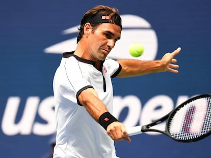 Federer devuelve la pelota durante el partido contra Goffin.