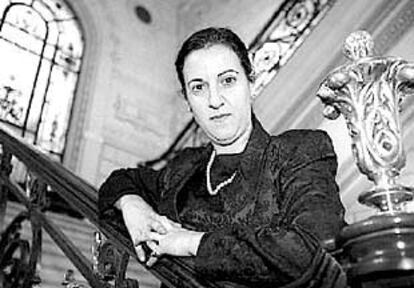 Gabriella de Esteban, en las escaleras de la Biblioteca Bidebarrieta de Bilbao.