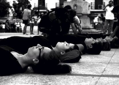 Cientos de mujeres yacerán en la calle vestidas de negro en distintos lugares de Europa