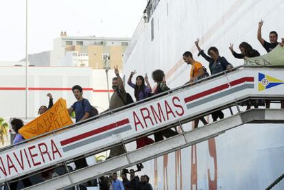 Los activistas descienden del barco que les trasladó de El Aaiún a Las Palmas.