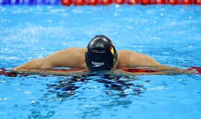 Miguel Durán

El nadador español, desolado tras cometer una salida falsa en la prueba de 400 metros libres masculino el primer día de competición. El apoyo del público presente logró que lo readmitieran de nuevo en la prueba.