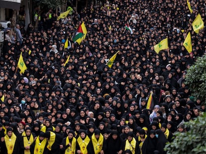 Marcha de mujeres durante el funeral de tres miembros de Hezbolá, el viernes en Nabatieh (Líbano).