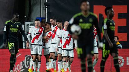 Los jugadores del Rayo Vallecano celebran el gol de Álvaro García ante el Real Madrid este lunes en Vallecas.