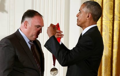 Barack Obama le entregaba al chef José Andrés la medalla Nacional de las Humanidades de EE UU, en septiembre de 2016.