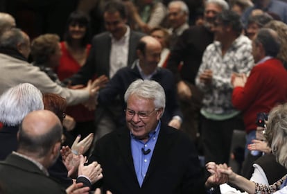 El expresidente del Gobierno recibe el saludo de los asistentes al acto que el PSOE ha celebrado en el Palacio de Congresos de Madrid.