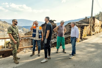 Ediles, militares y trabajadores de mantenimiento conversan sobre el estado de los inmuebles de San Vicente de Leira.