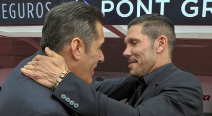 Simeone y Sandoval se saludan al inicio del partido