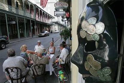 Clientes del restaurante Patout&#39;s, en el Barrio Francés de Nueva Orleans, charlan el viernes bajo la presencia de una máscara del carnaval de Mardi Grass.