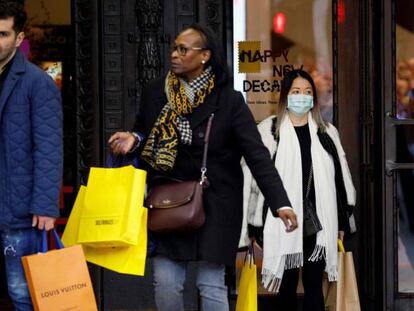 Ciudadanos británicos hacen compras protegidos con mascarillas. 