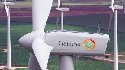 Un aerogenerador de Gamesa en el parque eólico de Loma de Almendrarache en Tarifa (Cádiz).