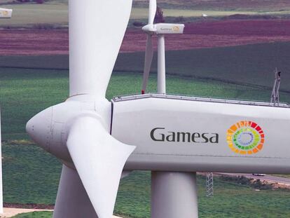 Un aerogenerador de Gamesa en el parque eólico de Loma de Almendrarache en Tarifa (Cádiz).