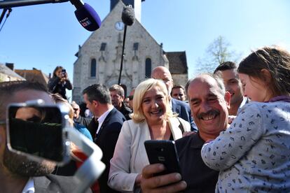 La candidata del Reagrupamiento Nacional, Marine Le Pen, durante una visita de campaña a Saint-Remy-sur-Avre, en el noroeste de Francia, este sábado.