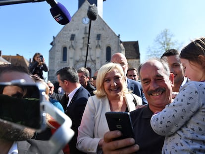 La candidata del Reagrupamiento Nacional, Marine Le Pen, durante una visita de campaña a Saint-Remy-sur-Avre, en el noroeste de Francia, este sábado.