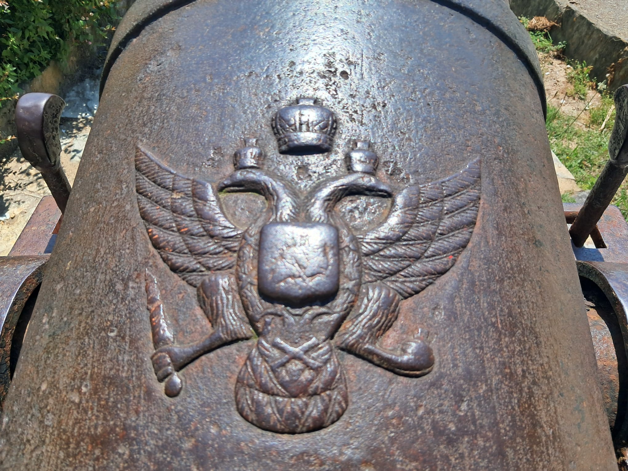 Escudo imperial ruso en un cañón en Vigo.