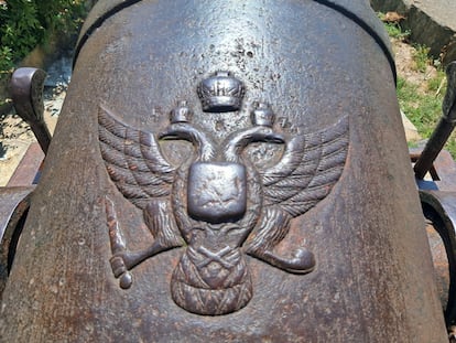Escudo imperial ruso en un cañón en Vigo.