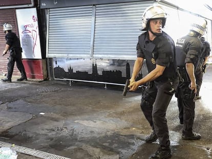 Policías en el mercado de la Boqueria, por donde huyó Younes Abouyaaqoub.