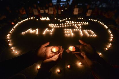 Universitarios de Yangzhoy (China) se han reunido para celebrar una vigilia por los pasajeros del avión desaparecido.