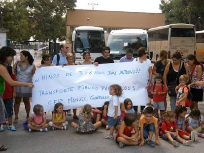 Protesta en el celogio de Benifaraig por los problemas con el transporte escolar.