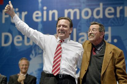 Eleccions a Alemanya, míting final de campanya dels socialdemòcrates. A la imatge, el llavors canceller, Gerhard Schröder, saluda els seus seguidors acompanyat pel premi Nobel de Literatura Günter Grass, el 20 de setembre del 2002.