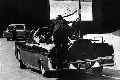 El coche del presidente John F. Kennedy, poco después de sufrir el atentado en Dallas en 1963.