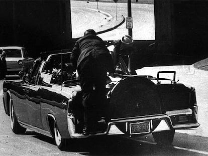 El coche del presidente John F. Kennedy, poco después de sufrir el atentado en Dallas en 1963.