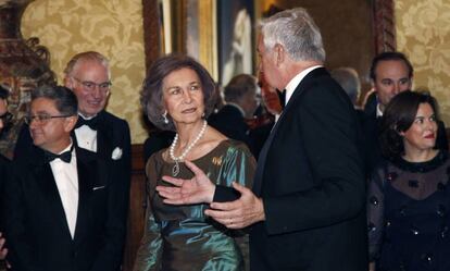 La Reina Sof&iacute;a con el presidente del C&iacute;rculo del Liceo, Ignacio Garc&iacute;a-Nieto, hoy en Barcelona.