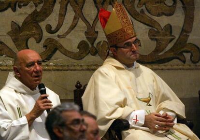 El obispo de San Sebastián, José Ignacio Munilla (derecha), durante la celebración de la misa en la basílica de Santa María del Coro.