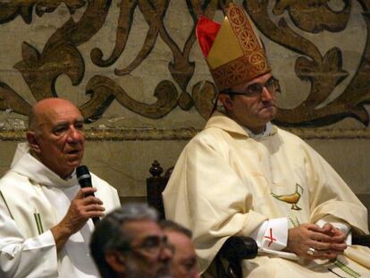 El obispo de San Sebastián, José Ignacio Munilla (derecha), durante la celebración de la misa en la basílica de Santa María del Coro.