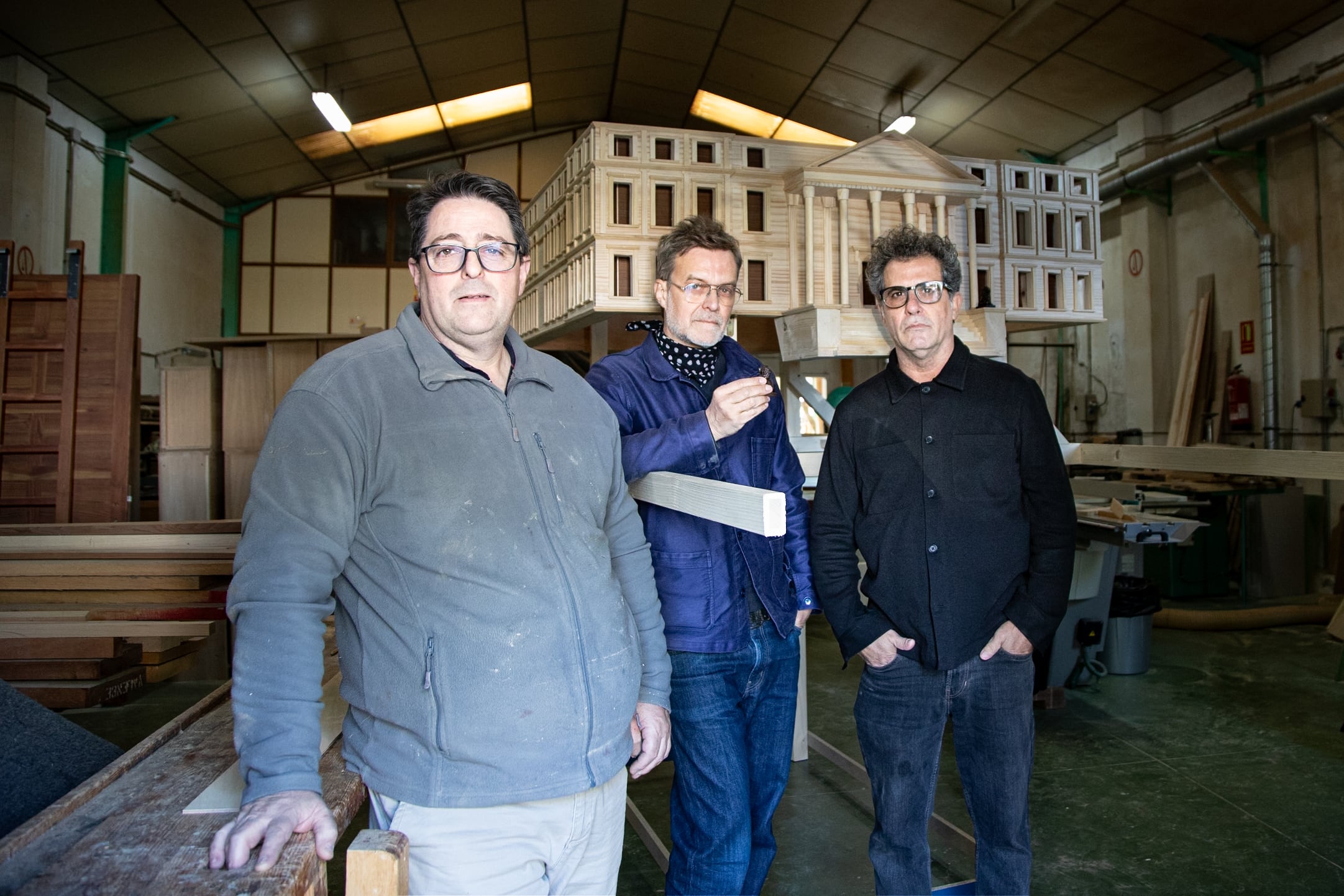 De izquierda a derecha, el ebanista Antonio Bachiller, el creador teatral Roger Bernat y el actor Juan Navarro.