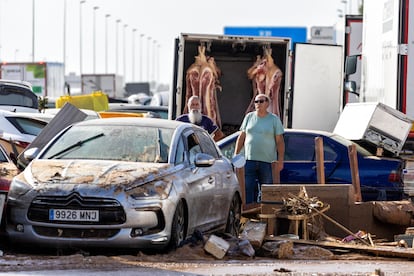 Un camión de carne atrapado en el tramo de la V31 junto al polígono comercial de Alfafar, Sedaví, este jueves.