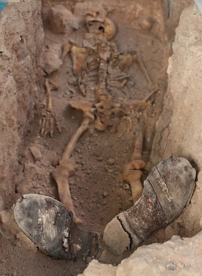 Trabajos de exhumación de la fosa común anexa al cementerio de Almagro, en Ciudad Real, donde fueron fusiladas 28 personas y ahora se están recuperando sus restos.