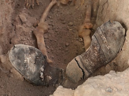 Trabajos de exhumación de la fosa común anexa al cementerio de Almagro, en Ciudad Real, donde fueron fusiladas 28 personas y ahora se están recuperando sus restos.