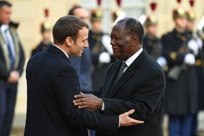El presidente francés Emmanuel Macron recibe a su homónimo de Costa de Marfil, Alassane Ouattara, el 12 de diciembre de 2017 en París en el marco de One Planet Summit. Ambos se han asociado para la construcción del metro de Abiyán.